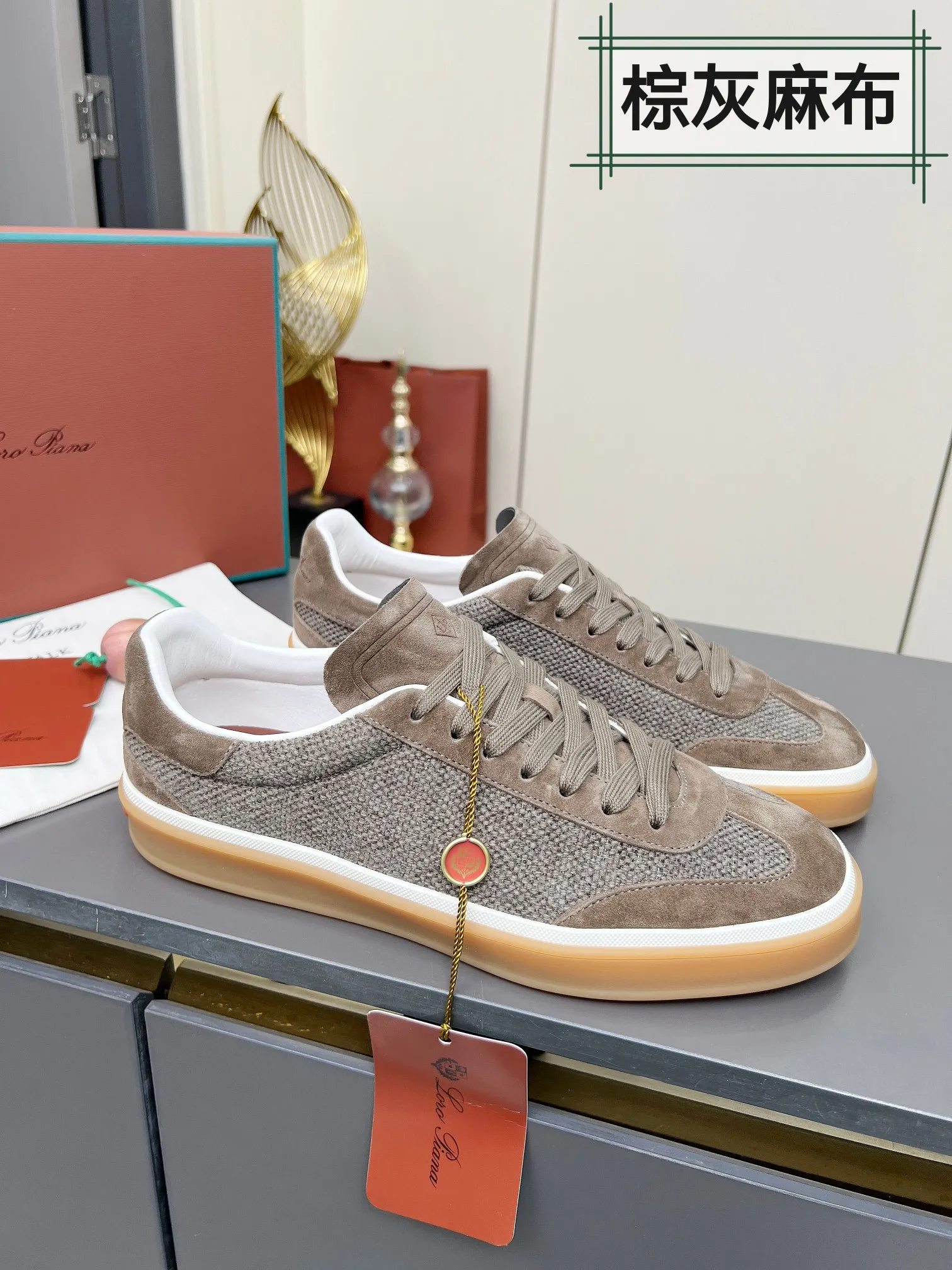 Men's shoes 💰600 purchasing agent, high version 🦅⛳️ Italy [Loro Piana] Tennis walk series LP couple's moral training shoes casual sports shoes sneakers 🎁🎁 Original purchase development and production This new suede tennis shoe adopts an ultra-low design, suitable for wearing all year round 👫👫 The wrapped sole creates an effortlessly attractive color combination that harmoniously blends functionality with understated style, making it the ideal shoe for urban wear. Soft calfskin tongue with Kummel color insert at the heel, cotton lace upper with embossed LP logo, cowhide suede sole, rubber-lined calfskin ✦ Upper: special linen ➕ eco-friendly cowhide ✦ lining: cowhide lining ➕ cowhide insole ✦ sole: original molded TPR ultra-light outsole ✦ packaging: original complete package ✦Female size: 35--40 ✦Male size: 39--45